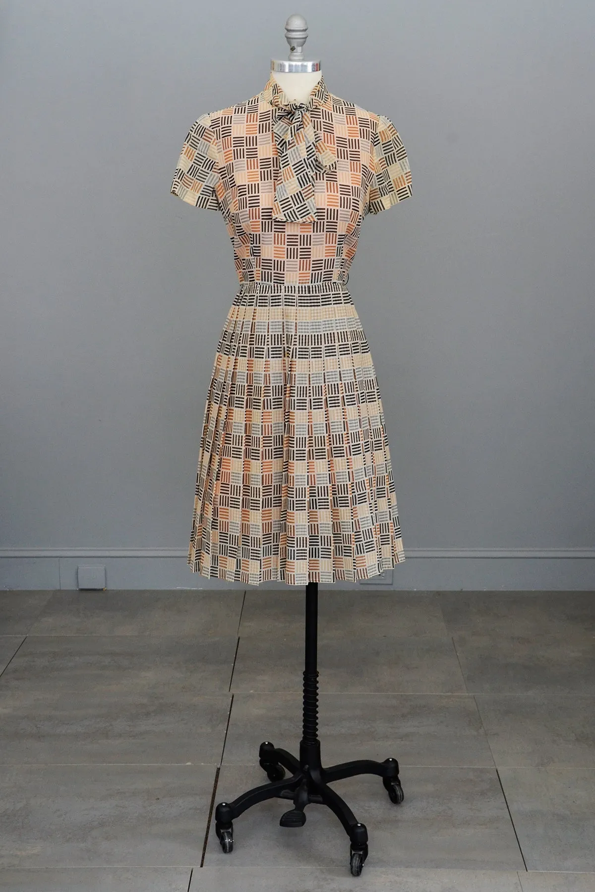 1970s does 1950s Geometric Retro Print Shirtwaist Dress